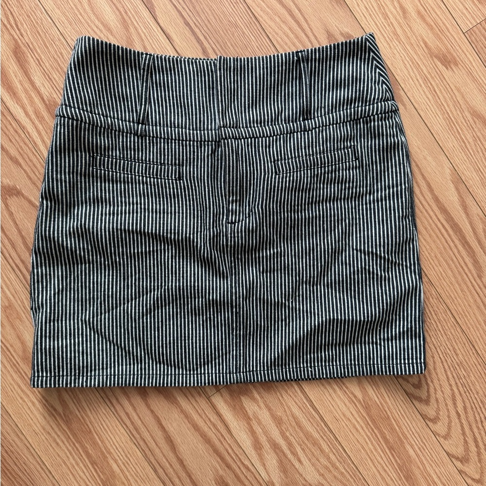 Club Monaco Black and White Pinstripe Mini Skirt, Size 2, 100% cotton